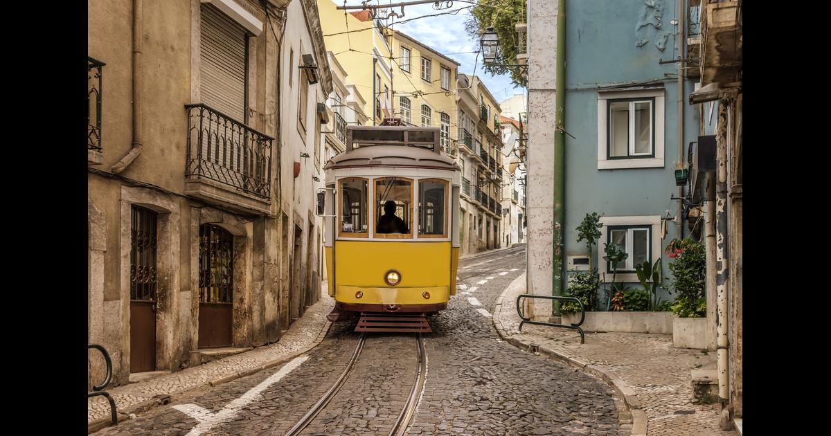 Cheap Flights to Lisbon, Portugal from 413